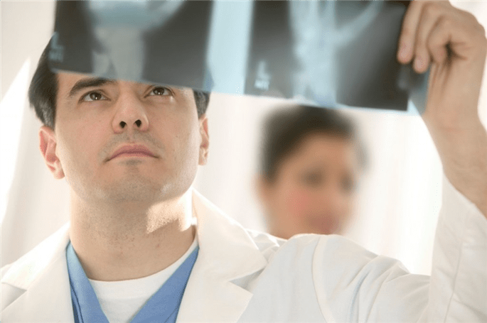 lekarz bada zdjęcie stawu biodrowego z artrozą