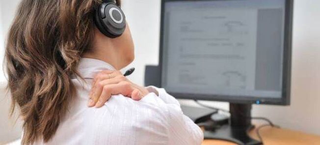 Siedząca praca jest jedną z przyczyn osteochondrozy kręgosłupa piersiowego